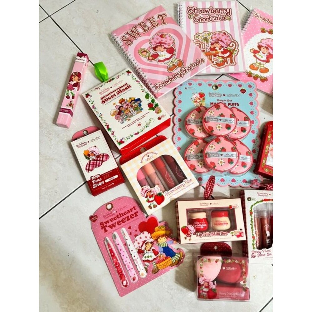 Limited Edition Strawberry Shortcake Bundle - Picture 2 of 3